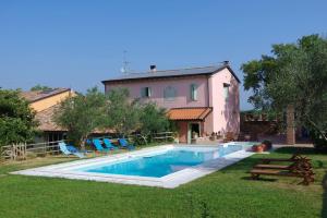 Bazén v ubytovaní Agriturismo La Casa Del Mandorlo alebo v jeho blízkosti