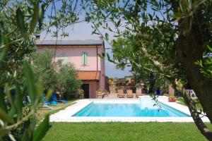 Bazén v ubytovaní Agriturismo La Casa Del Mandorlo alebo v jeho blízkosti
