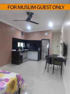Η κουζίνα ή μικρή κουζίνα στο Yasmeen Studio Roomstay Kijal - Room 1 - FOR TWO PERSON ISLAM GUEST ONLY