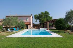 Bazén v ubytovaní Agriturismo La Casa Del Mandorlo alebo v jeho blízkosti