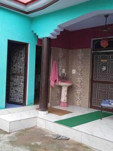 Habitación con baño con lavabo y puerta. en POP Pinki Homestay, en Arli