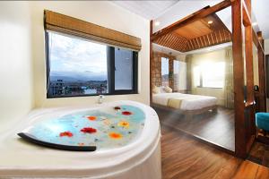 La salle de bains est pourvue d'une baignoire avec des fleurs. dans l'établissement Woodapple Hotel and Spa, à Katmandou