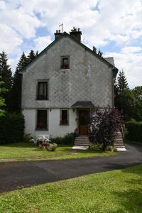 een groot stenen huis met een grasveld bij Le Deyran in Égliseneuve-dʼEntraigues