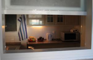 a kitchen with a counter top and a microwave at Agradable apartamento en Playa La Pineda (Tarragona) in La Pineda