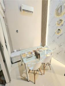 - une salle à manger avec une table et deux chaises dans l'établissement BnB House Villa Jogja, à Yogyakarta