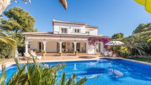 eine Villa mit Swimmingpool und ein Haus in der Unterkunft Casa Oleander in Balcon del Mar