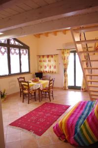 蒙贊巴諾的住宿－Agriturismo La Casa Del Mandorlo，一间带桌椅的房间和一间用餐室
