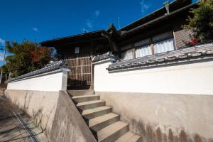 um conjunto de escadas que levam a um edifício em Tamashima Tea Room – MAX 8ppl, PA / BBQ available 