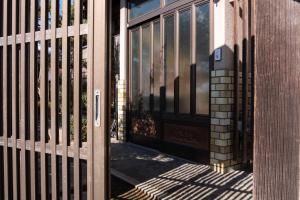 uma porta aberta com um portão com uma cerca em Tamashima Tea Room – MAX 8ppl, PA / BBQ available 