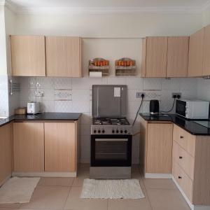 Kuchyň nebo kuchyňský kout v ubytování POPSY HOMES NAKURU CBD