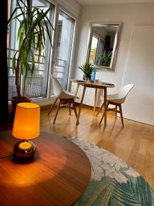 salon ze stołem i krzesłami w obiekcie Paris-Versailles-Cosy-Calme-WIFI w Paryżu
