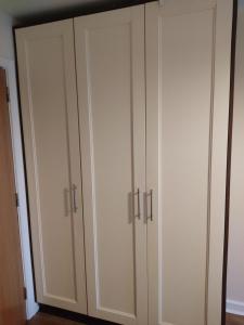 um par de armários brancos num quarto em Spacious bright double bedroom with ensuite bathroom em Dublin