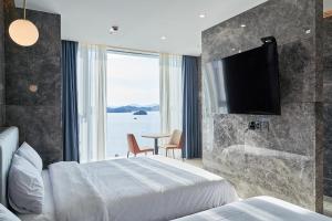 TV a/nebo společenská místnost v ubytování Yeosu Calacatta Hotel & Resort