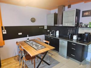 Kuchyňa alebo kuchynka v ubytovaní Apartament Bystra Woda 28 z garażem