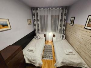 Posteľ alebo postele v izbe v ubytovaní Apartament Bystra Woda 28 z garażem