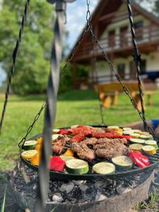 - un barbecue avec de la viande et des légumes dans l'établissement Domek nad Wkrą, à Popielżyn Górny
