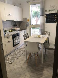 Casa SantaにあるProfumi di arancioのキッチン(テーブル、テーブル、椅子付)