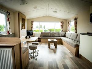 - un salon avec un canapé et une table dans l'établissement Recreatiepark Duinhoeve 12, à Udenhout