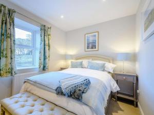 sypialnia z dużym łóżkiem i oknem w obiekcie 1 Bed in Lockerbie 86068 w mieście Lockerbie