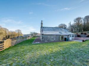 an old stone house with a fence and a yard at 1 Bed in Lockerbie 86068 in Lockerbie