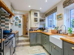A cozinha ou cozinha compacta de 2 Bed in Rye 86094