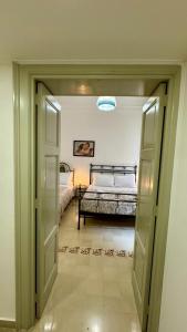 een open deur naar een slaapkamer met een bed bij Civico 43 in Messina