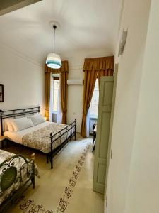 - une chambre avec un lit et une porte ouverte dans l'établissement Civico 43, à Messina