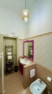 een badkamer met een wastafel en een spiegel bij Civico 43 in Messina