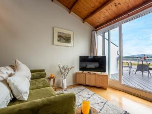 A seating area at 2 Bed in Porthmadog 87624