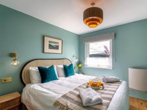 A bed or beds in a room at 2 Bed in Porthmadog 87624