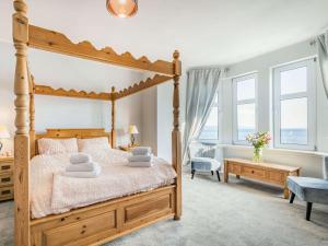 una camera con letto in legno e struttura in legno di 8 Bed in Dunoon 87881 a Dunoon