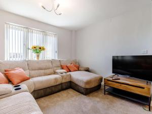 uma sala de estar com um sofá e uma televisão de ecrã plano em 5 Bed in Crich 88486 em Crich