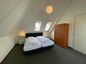 Postel nebo postele na pokoji v ubytování Country house with a terrace near the Langweerder Wielen