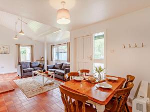 sala de estar con mesa de madera y sillas en 2 Bed in Whitsand Bay 88312, en Landrake