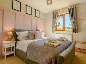 Tempat tidur dalam kamar di 2 Bed in Llandrindod Wells 89064