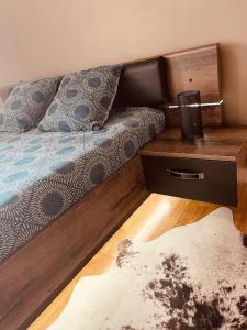 een slaapkamer met een bed met een houten hoofdeinde bij Bienvenue l'Opale Boulogne in Boulogne-sur-Mer