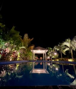 Bazén v ubytování Shiva Farm Stay 4 Bed Luxury Farm House with Pool nebo v jeho okolí