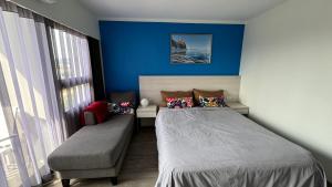 1 dormitorio con 1 cama grande y 1 sofá en HuaHin DusitD2 Residences, apartments near beach en Hua Hin