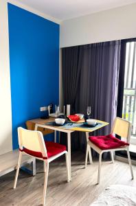 comedor con mesa y 2 sillas en HuaHin DusitD2 Residences, apartments near beach, en Hua Hin