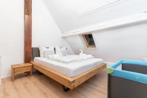 Krevet ili kreveti u jedinici u objektu Bodensee-Suite IStayUnixI Seenähe-HomeKino-Wintergarten