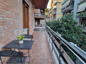 un patio con tavolo e sedie sul balcone. di Il Piccolo Sogno di Roma a Roma