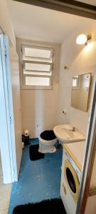 łazienka z toaletą i umywalką w obiekcie Apto vista Privilegiada da Praia w mieście São Vicente