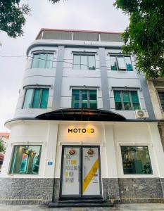 een gebouw met een motorola bord ervoor bij MOTOGO Hostel in Sóc Sơn