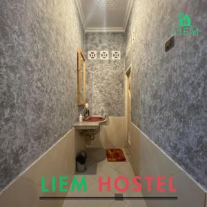 Ванная комната в Liem Hostel Malioboro