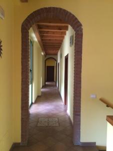 a hallway in a house with a brick archway at Agriturismo La Valbona in San Martino Siccomario