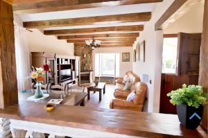 sala de estar con sofá y mesa en Villa Encantadora y Espaciosa Piscina Privada y Terraza Exclusivas para Familias, en Conil de la Frontera