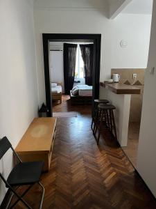 een woonkamer met een tafel en stoelen en een keuken bij Downtown Belgrade Hostel and Apartments in Belgrado