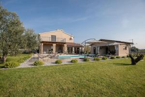 une maison avec une piscine dans une cour dans l'établissement Villa Rosa by IstriaLux, à Loborika