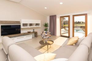 Loborika的住宿－Villa Rosa by IstriaLux，白色的客厅配有沙发和桌子