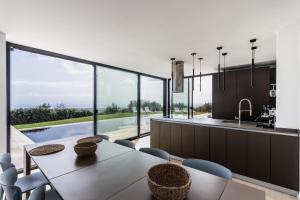 a kitchen and dining room with a table and chairs at Redimeti Country House in Avola